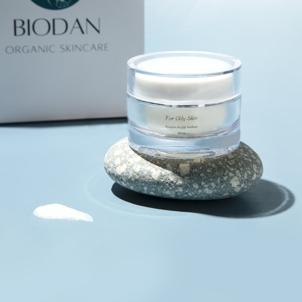 Lightweight oily skin moisturizer with allantoin and niacinamide for acne-prone skin